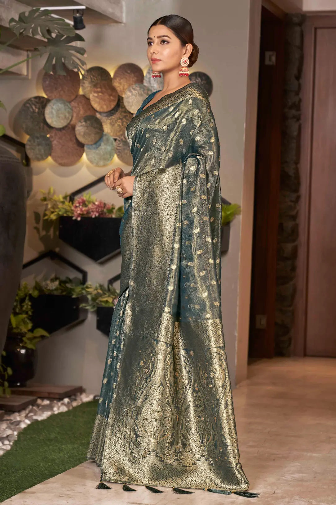 Grey Shimmer Silk Woven Trending Saree - Monjolika Fashion Grey Shimmer Silk Woven Trending Saree - Monjolika Fashion